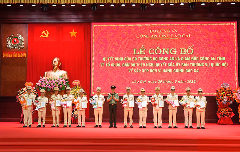 Công bố các quyết định về tổ chức, cán bộ tại Công an tỉnh Lào Cai mới -0
