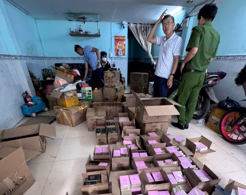 Triệt phá đường dây sản xuất, buôn bán nước hoa giả với số lượng đặc biệt lớn -0