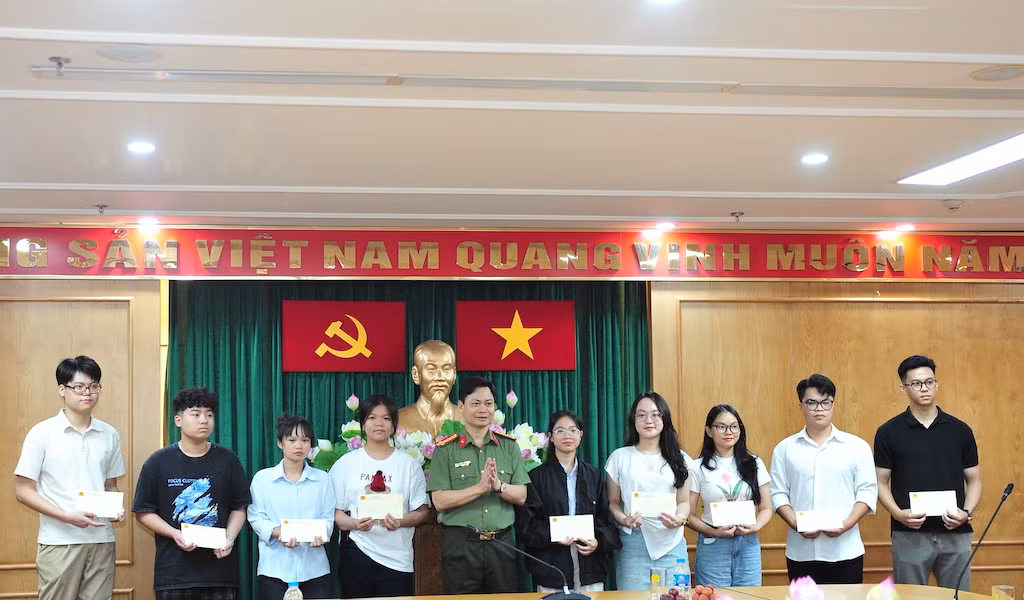 Gặp mặt con liệt sĩ, con thương binh CAND thăm quan, nghỉ dưỡng tại Liên bang Nga -0