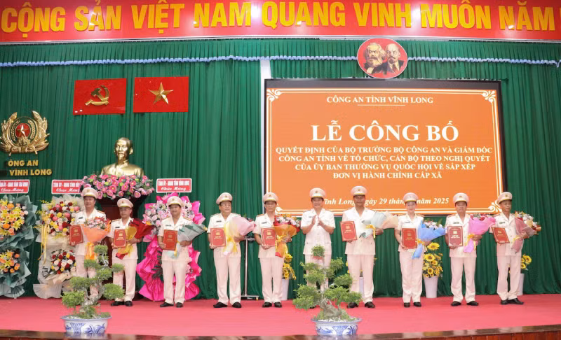 Công an các tỉnh công bố Quyết định về tổ chức, cán bộ theo mô hình tổ chức mới -0