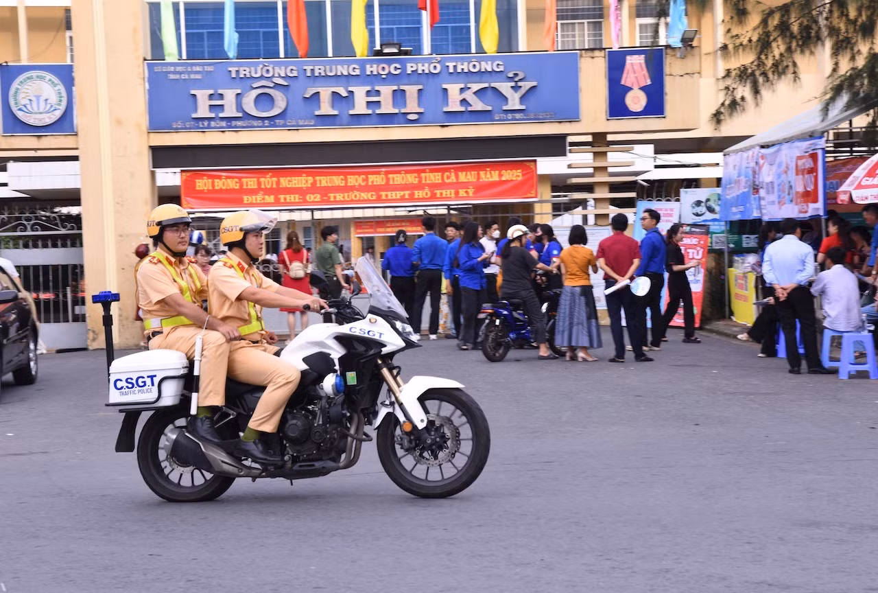 lực lượng cảnh sát giao thông tuần tra bảo đảm antt, trật tự atgt tại các điểm thi (1).jpeg -0