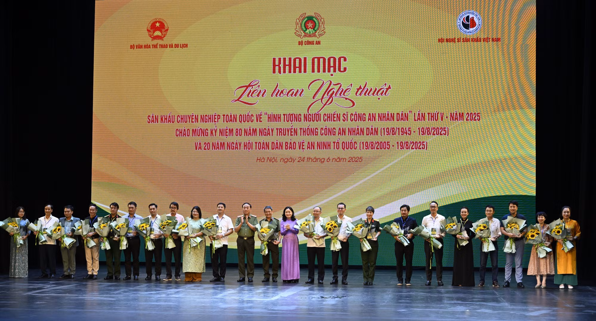 Khai mạc Liên hoan Nghệ thuật sân khấu chuyên nghiệp toàn quốc về “Hình tượng người chiến sĩ CAND