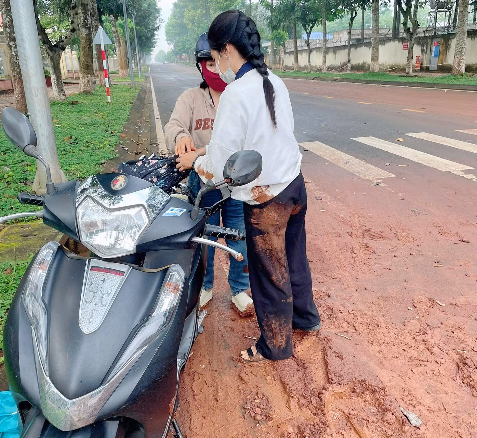 Công an đảm bảo trật tự, giúp đỡ phụ huynh, thí sinh tại các điểm thi -0