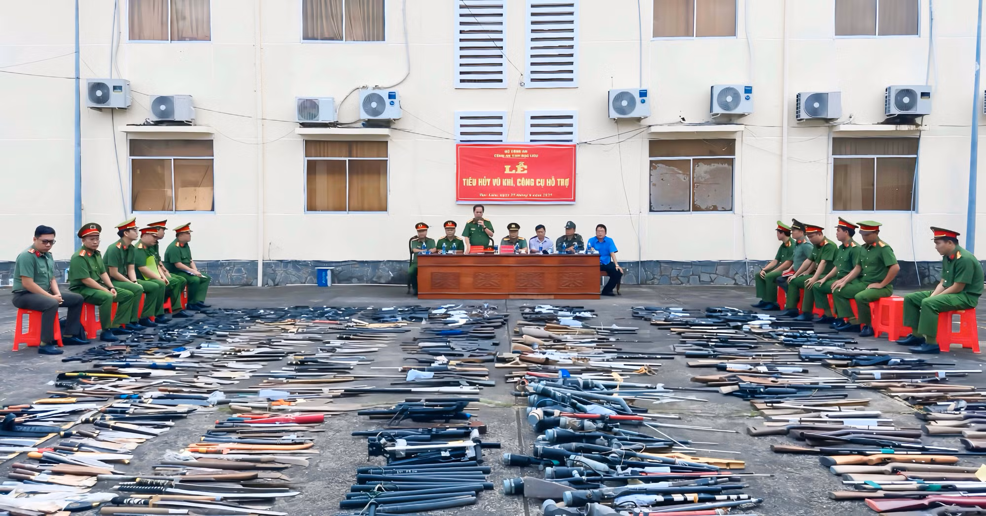 Bạc Liêu tiêu hủy trên 1.300 vũ khí, công cụ hỗ trợ các loại -0