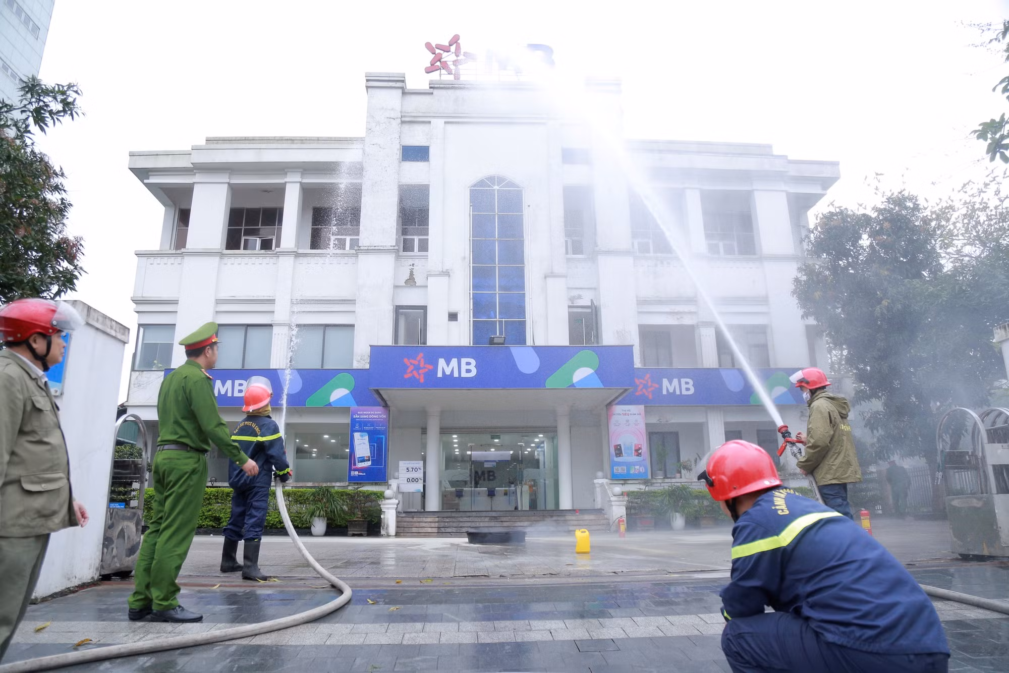 nhờ xử lý tình huống khẩn trương, đồng bộ, đám cháy được khống chế hoàn toàn sau ít phút.jpg -0