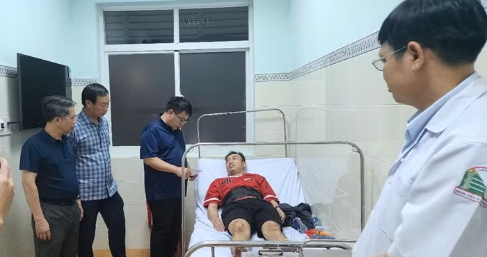 Xuyên đêm cứu hộ xe khách lao xuống vực trên đèo Bảo Lộc -0
