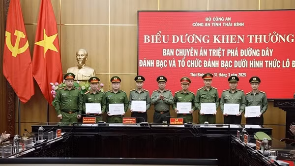 Khen thưởng Ban chuyên án triệt phá đường dây đánh bạc với số lượng tiền giao dịch khoảng 2.500 tỷ đồng