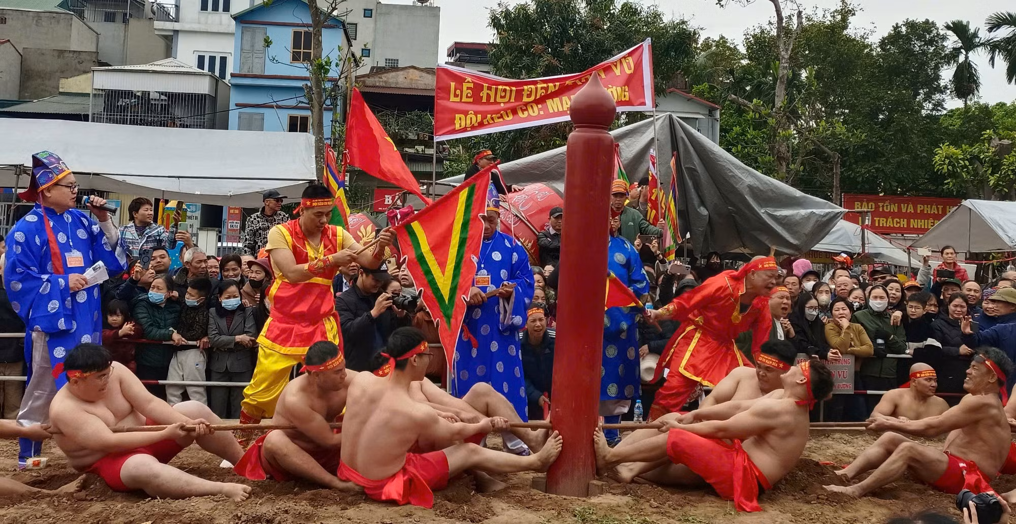 Tưng bừng thực hành “Kéo co ngồi” tại lễ hội Đền Trấn Vũ -0