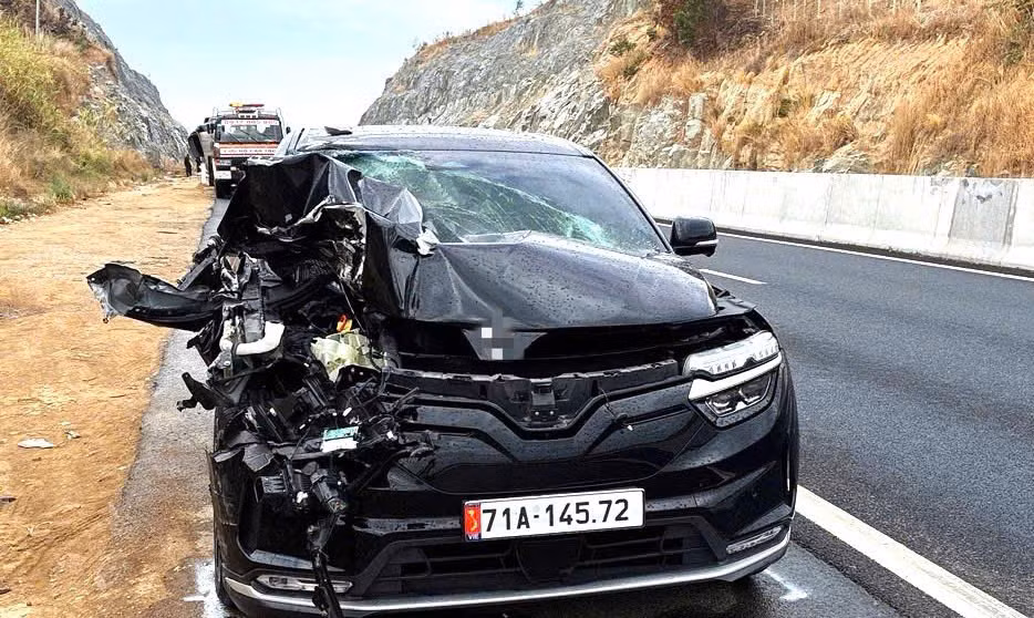 Xe tải lật nghiêng, nằm chắn làn đừng khẩn cấp trên cao tốc -0