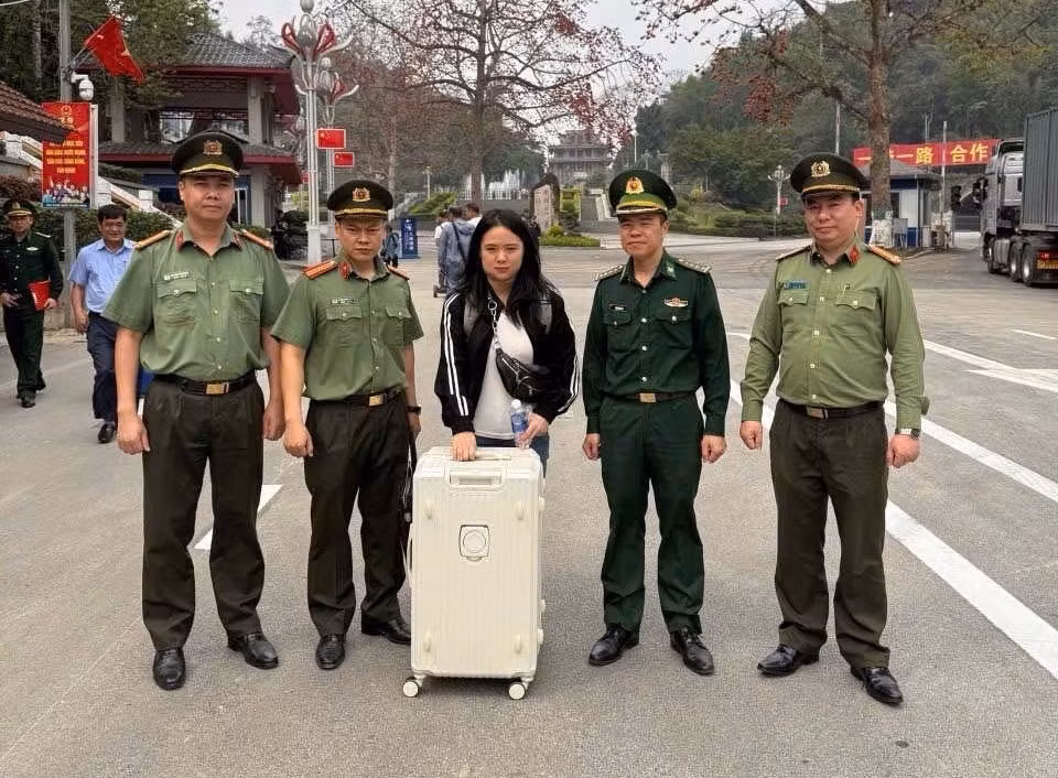 Công an Hà Nội bàn giao đối tượng truy nã người Trung Quốc -0