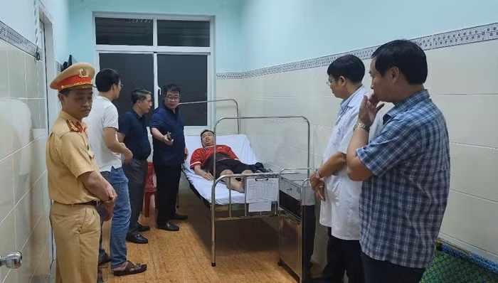 Xuyên đêm cứu hộ xe khách lao xuống vực trên đèo Bảo Lộc -0