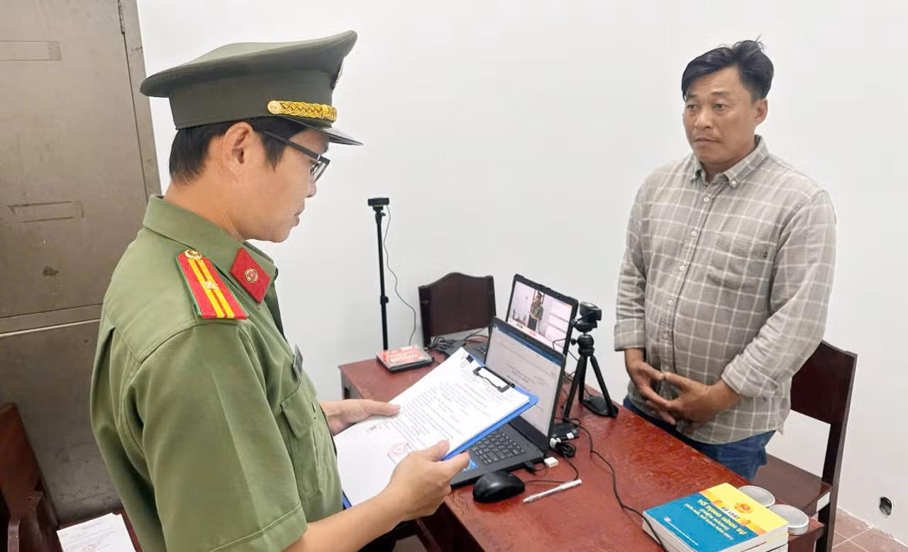 Gọi cửa không được, nam thanh niên dùng súng bắn vào camera -0