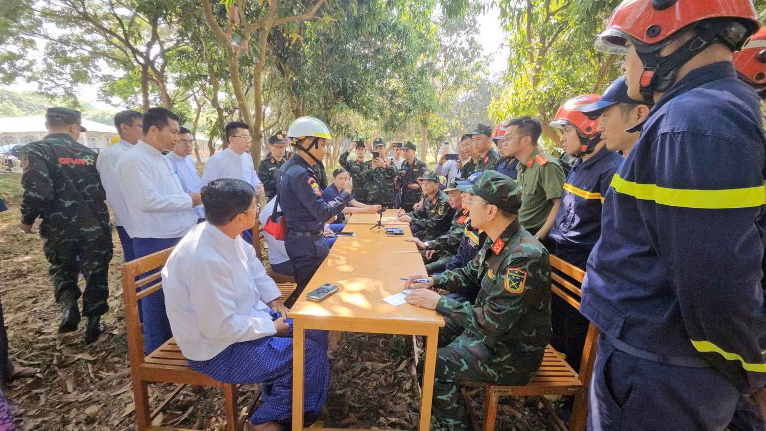 Cảnh sát cứu nạn cứu hộ Bộ Công an Việt Nam tiếp cận hiện trường tìm kiếm người -0