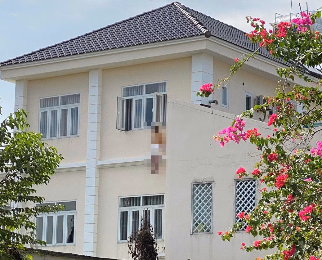 Nam thanh niên tử vong trong tư thế treo cổ ở biệt thự -0