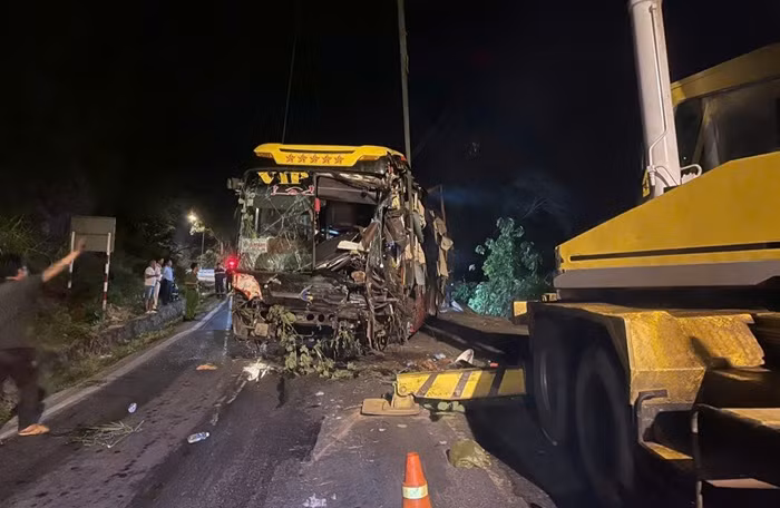 Tạm giữ hình sự tài xế xe khách rơi xuống vực trên đèo Bảo Lộc -0