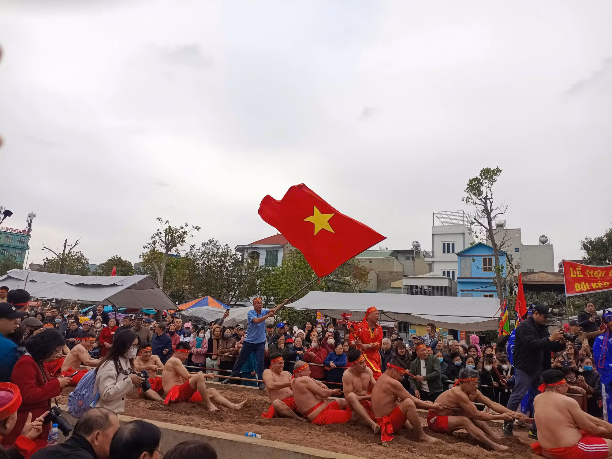 Tưng bừng thực hành “Kéo co ngồi” tại lễ hội Đền Trấn Vũ -1