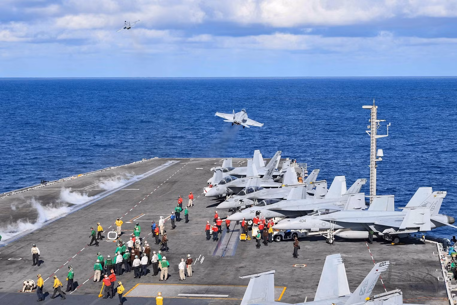 Houthi tấn công tàu sân bay Mỹ ở Biển Đỏ -0