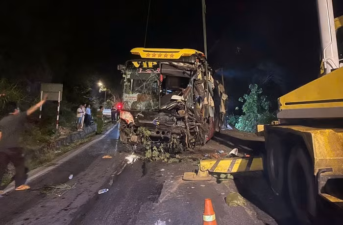 Xuyên đêm cứu hộ xe khách lao xuống vực trên đèo Bảo Lộc -0