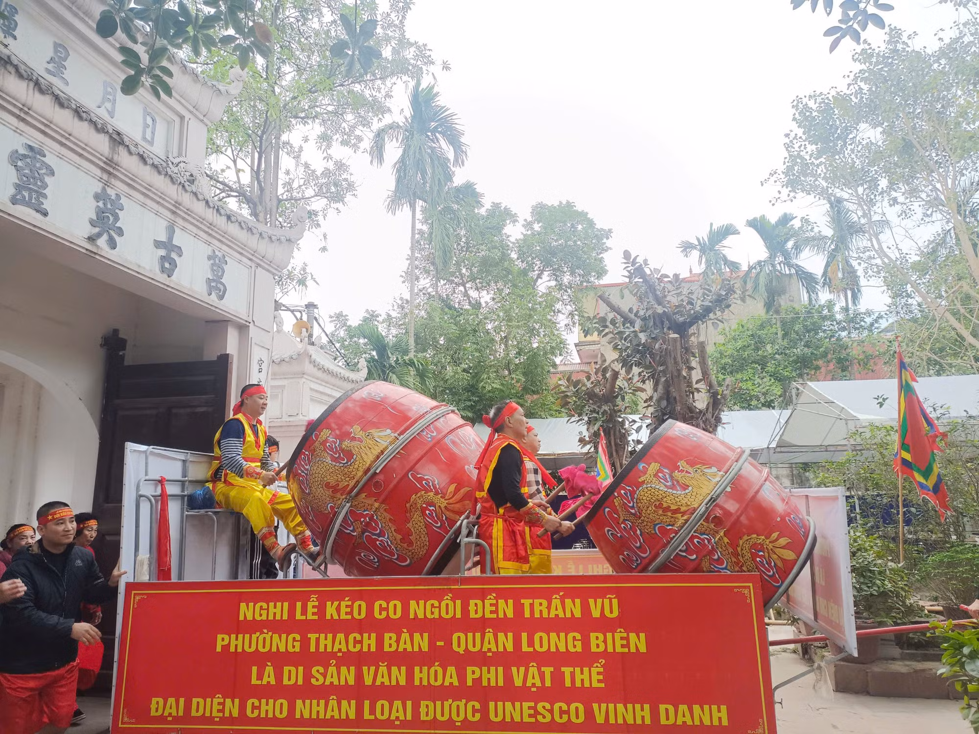 Tưng bừng thực hành “Kéo co ngồi” tại lễ hội Đền Trấn Vũ -0