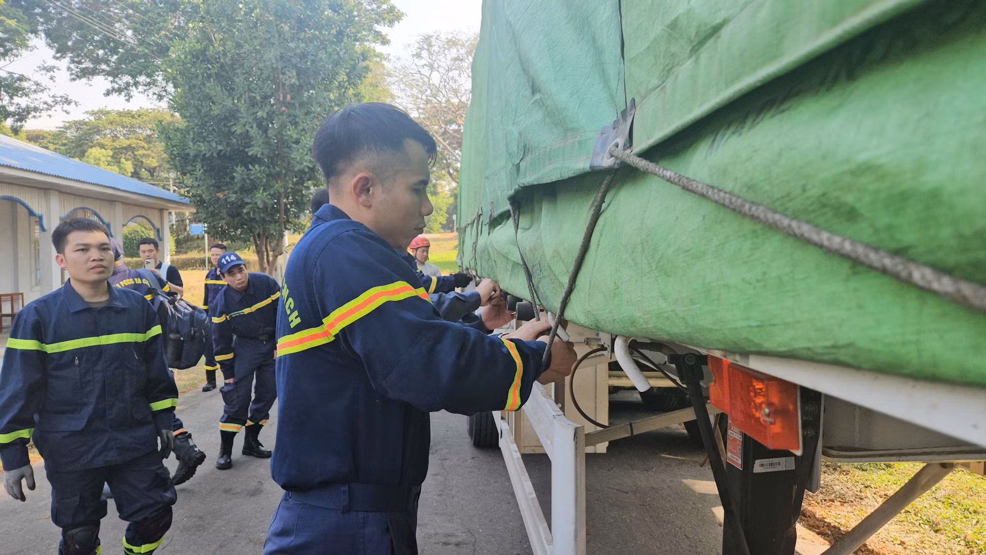 Tháo dỡ trang thiết bị hiện đại tìm kiếm nạn nhân ở thị trấn Zabuthiri của Myanmar -0