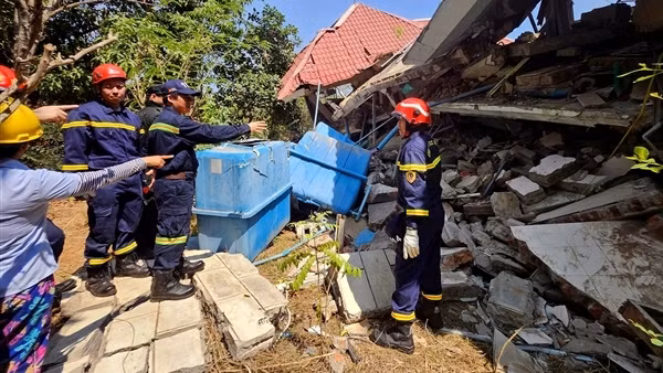 Ngày đầu Đội CNCH Công an Việt Nam cùng chó nghiệp vụ&nbsp;làm nhiệm vụ tại Myanmar
