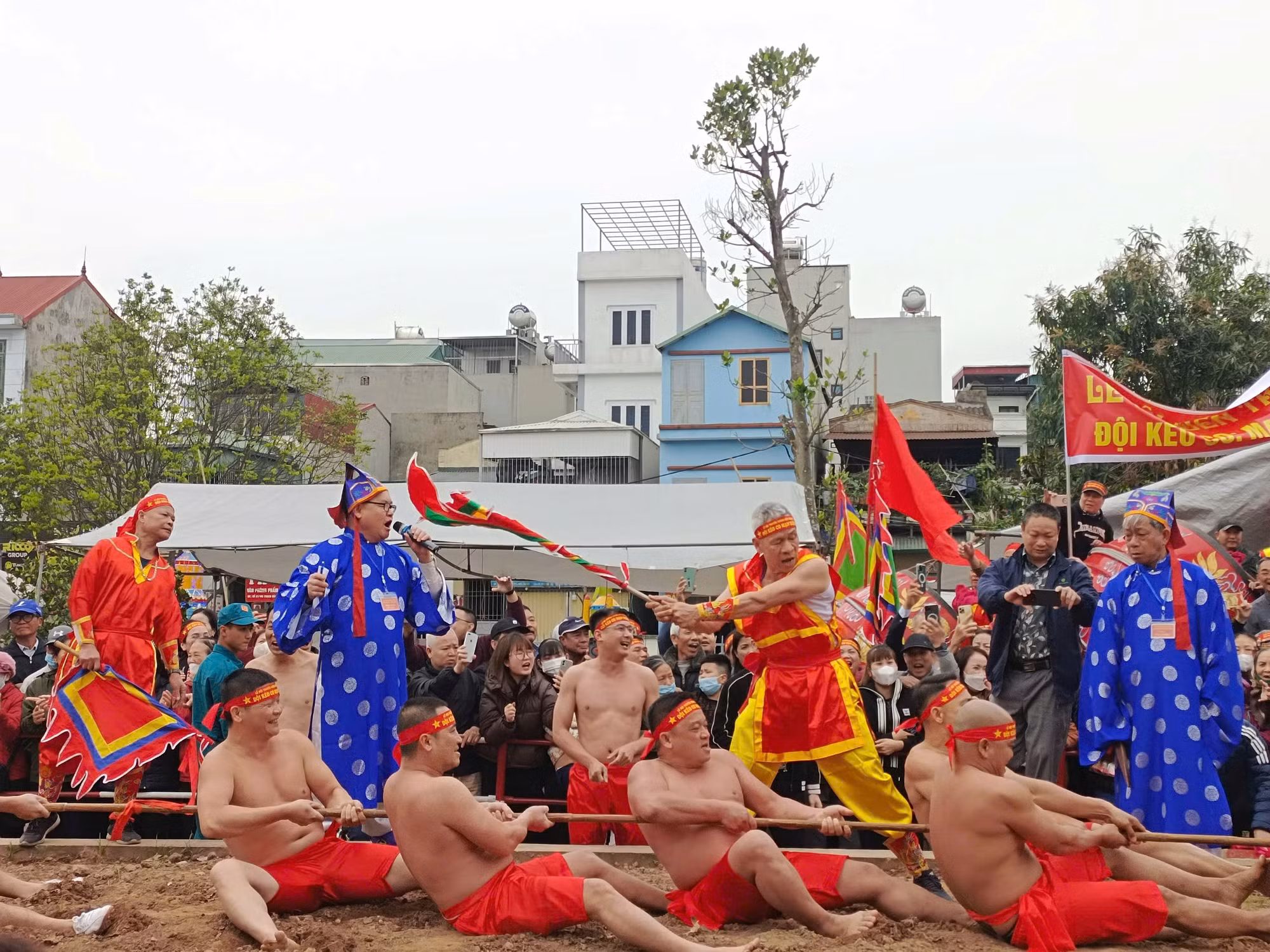 Tưng bừng thực hành “Kéo co ngồi” tại lễ hội Đền Trấn Vũ -0