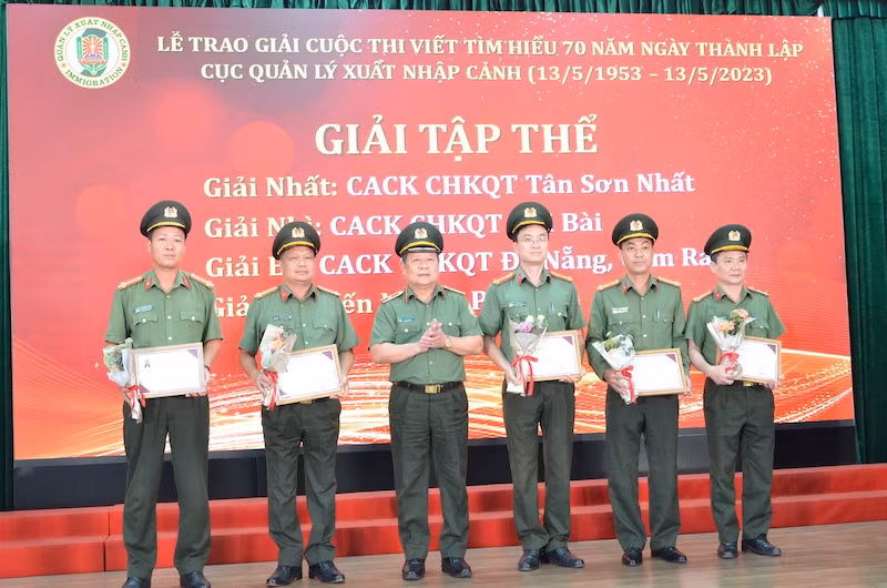 Nhiều hoạt động thiết thực kỷ niệm 70 năm Ngày thành lập Cục Quản lý xuất nhập cảnh -0