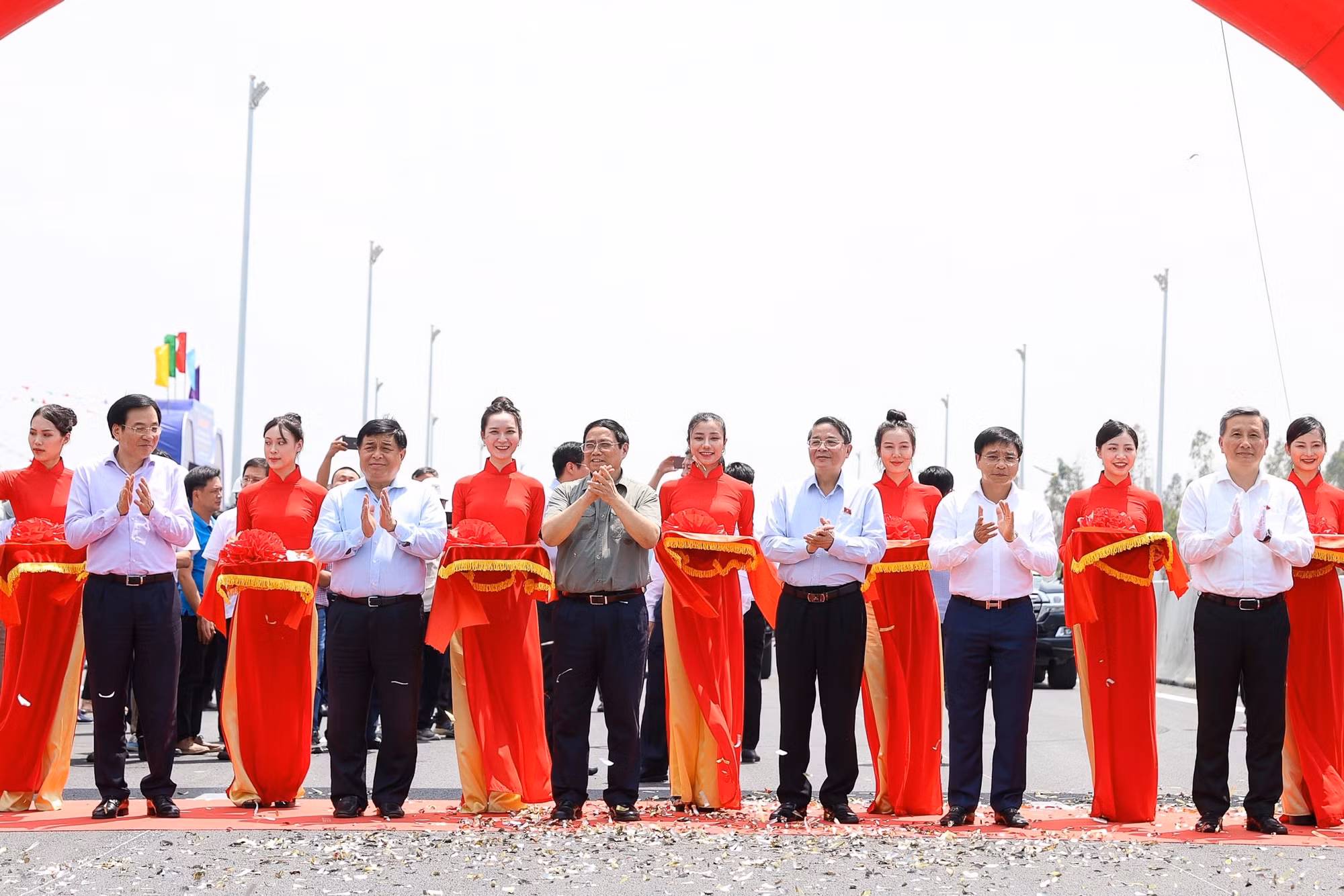 Thủ tướng Chính phủ chính thức phát lệnh thông xe hai tuyến cao tốc trong ngày đầu của kỳ nghỉ lễ -0