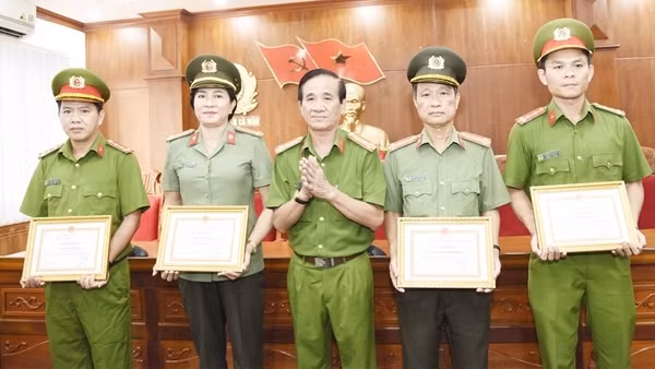 Khen thưởng các cá nhân phá án nhanh vụ trộm vàng và buôn bán ma tuý