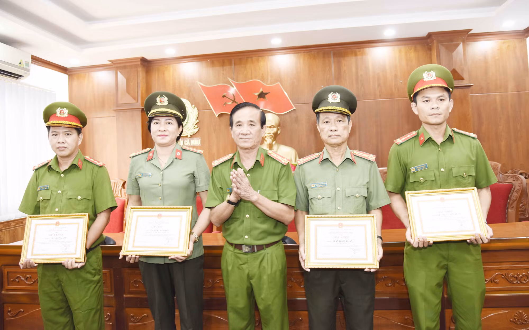 Khen thưởng cá nhân có thành tích phá vụ trộm vàng nhà Phó phòng TN&MT huyện U Minh -1