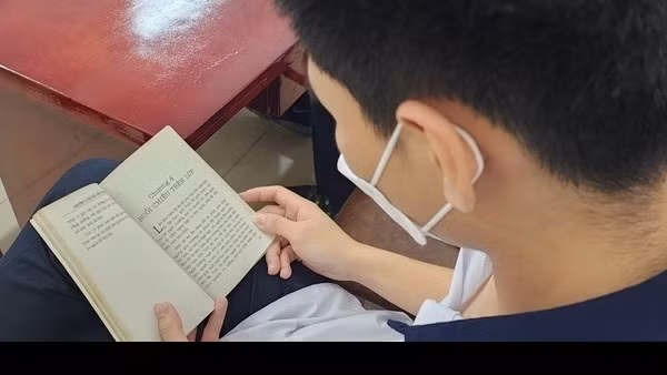 Học sinh vi phạm nội quy bị phạt... đọc sách
