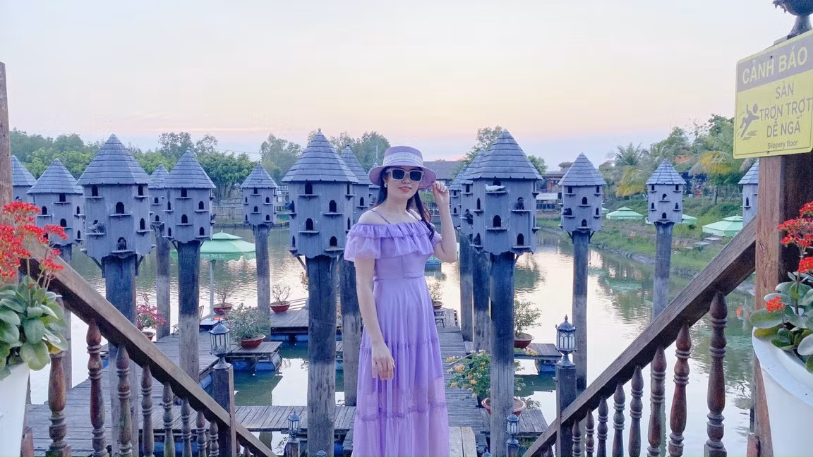 h4 sắc tím mộng mơ bên lâu đài bồ câu.jpg -0