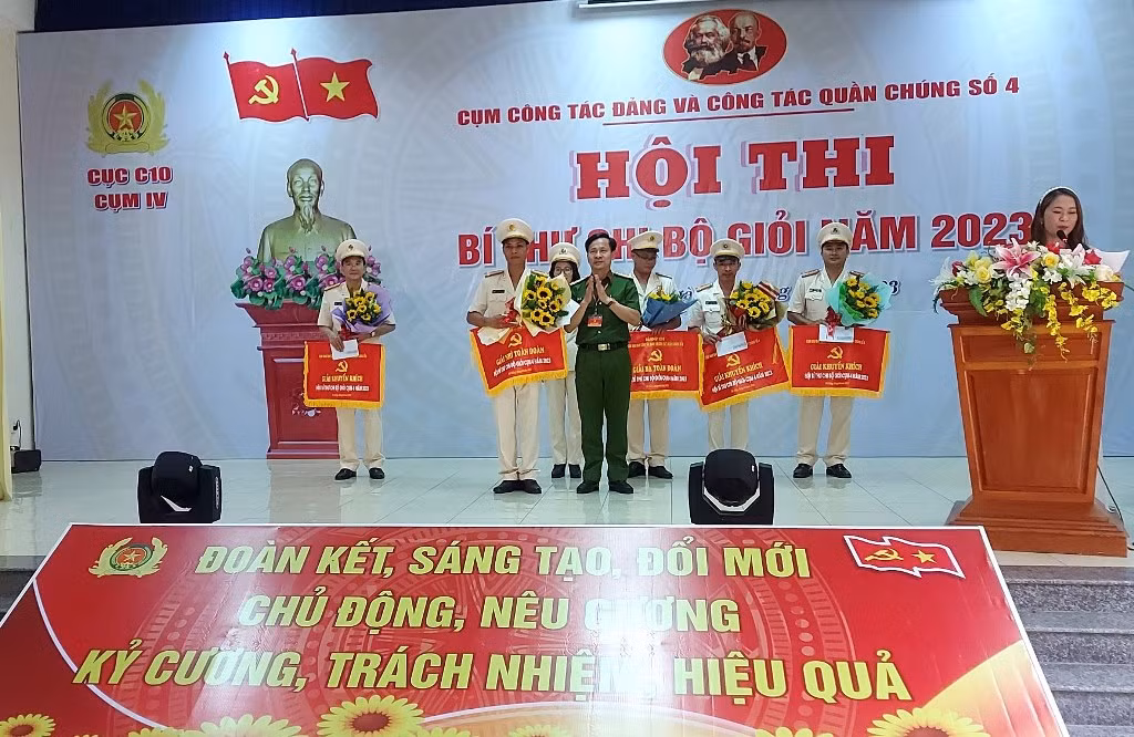 Sôi nổi hội thi “Bí thư Chi bộ giỏi” Cục Cảnh sát quản lý trại giam, cơ sở giáo dục bắt buộc, trường giáo dưỡng Ngày 24/4, tại Trường giáo dưỡng số 3 – Bộ Công an (thuộc xã Hòa Phú, huyện Hòa Vang, TP Đà Nẵng), Cục Cảnh sát quản lý trại giam, cơ sở giáo dục bắt buộc, trường giáo dưỡng tổ chức Hội thi Bí thư chi bộ giỏi năm 2023 – Cụm công tác Đảng và công tác quần chúng Số 4 tại khu vực miền Trung. Dự và động viên Hội thi có Thiếu tướng Nguyễn Việt Hùng, Phó Cục trưởng Cục Cảnh sát quản lý trại giam, cơ sở giáo dục bắt buộc, trường giáo dưỡng- Bộ Công an. Tham gia Hội thi có 12 Bí thư chi bộ đến từ 6 đơn vị trong cụm, các đội đã trải qua 4 phần gồm: Thi viết; tìm hiểu về công tác Đảng; xử lý tình huống và thuyết trình. Trong mỗi phần thi, các thí sinh đã lựa chọn hình thức thể hiện phong phú, đa dạng, hấp dẫn và sinh động. Hội thi là đợt sinh hoạt chính trị sâu rộng trong cán bộ, Đảng viên nhằm bồi dưỡng, nâng cao kiến thức, kỹ năng nghiệp vụ về công tác Đảng và khả năng điều hành, xử lý tình huống trong thực tế; góp phần động viên, cổ vũ, tạo điều kiện để đội ngũ bí thư chi bộ, chi ủy viên và cấp ủy viên cơ sở giao lưu trao đổi học tập kinh nghiệm. Từ đó, nâng cao năng lực lãnh đạo, sức chiến đấu của các cấp ủy đảng, chi bộ trong thực hiện nhiệm vụ. Phát biểu tại Hội thi, Thiếu tướng Nguyễn Việt Hùng, Phó Cục trưởng Cục Cảnh sát quản lý trại giam, cơ sở giáo dục bắt buộc, trường giáo dưỡng- Bộ Công an cho rằng: Chủ tịch Hồ Chí Minh thường nói “Chi Bộ là nền móng của Đảng, Chi Bộ tốt thì mọi mặt sẽ tốt”. Hội thi lần này nhằm nâng cao kĩ năng bồi dưỡng nghiệp vụ Đảng, khả năng điều hành xử lý tình huống trong thực tế, giúp Bi thư Chi bộ hoàn thành nhiệm vụ được giao. Hội thi cũng là dịp để các đồng chí Bí thư Chi bộ, cấp ủy viên có điều kiện trau dồi kiến thức, kinh nghiệm, nâng cao năng lực lãnh đạo, kỹ năng, nghiệp vụ công tác Đảng; đồng thời cũng là dịp cán bộ, đảng viên, đoàn viên, hội viên của Cục Cảnh sát quản lý trại giam, cơ sở giáo dục bắt buộc, trường giáo dưỡng hiểu hơn, nhận thức sâu sắc hơn về Đảng và công tác xây dựng Đảng để rèn luyện, phấn đấu vươn lên... Kết quả Hội thi, giải nhất toàn đoàn thuộc về trại giam Xuân Hà; nhì trại giam Bình Điền, ba trại giam Nghĩa An, khuyến khích có 3 đơn vị Trường giáo dưỡng số 3, trại giam Đồng Sơn, trại giam An Điềm. Về cá nhân, giải nhất thiếu tá Nguyễn Thị Thương trại giam Xuân Hà; 2 giải nhì đại úy Võ Văn Hùng trường Giáo dưỡng số 3 và Thiếu tá Lê Đình Hoàn trại giam Xuân Hà; 3 giải 3 gồm Thiếu tá Trương Như Ngọc trại giam Nghĩa An, thiếu tá Nguyễn Văn Tú, trại giam Bình Điền và Đại úy Nguyễn Văn An, trại giam Bình Điền. -3