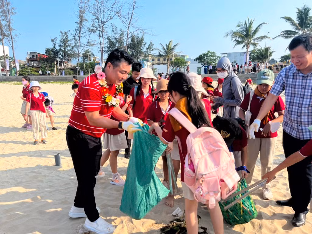 Hơn 500 người cùng Đại sứ môi trường gửi thông điệp bảo vệ môi trường biển Đà Nẵng -3
