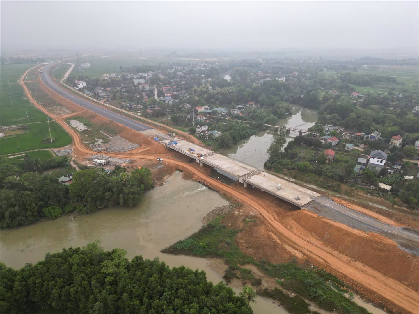 Dự án kè sông Yên nguy cơ chậm tiến độ vì dòng chảy bị bóp nghẹt -0