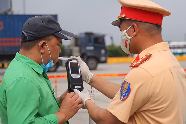 CSGT kiểm tra nồng độ cồn đối với lái xe.