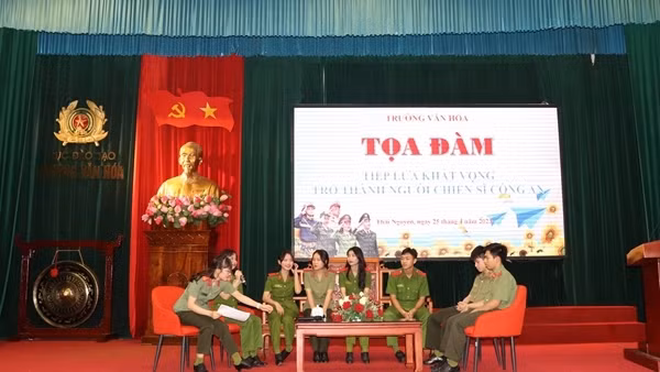 Tọa đàm "Tiếp lửa khát vọng trở thành người chiến sĩ Công an" cho học sinh Trường Văn hoá