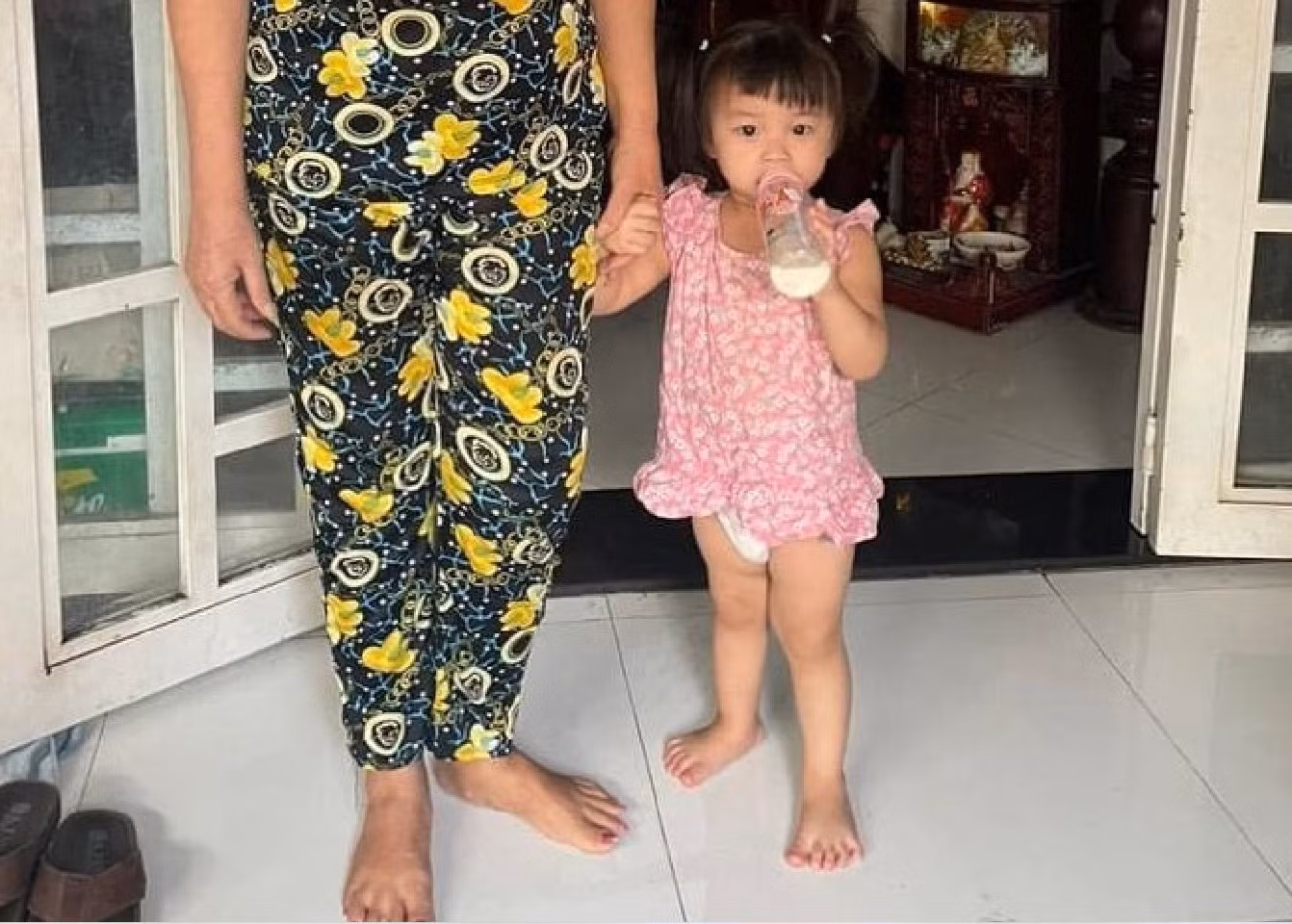 Đem con gái 2 tuổi đi gởi rồi trốn biệt tích hơn nửa tháng -0