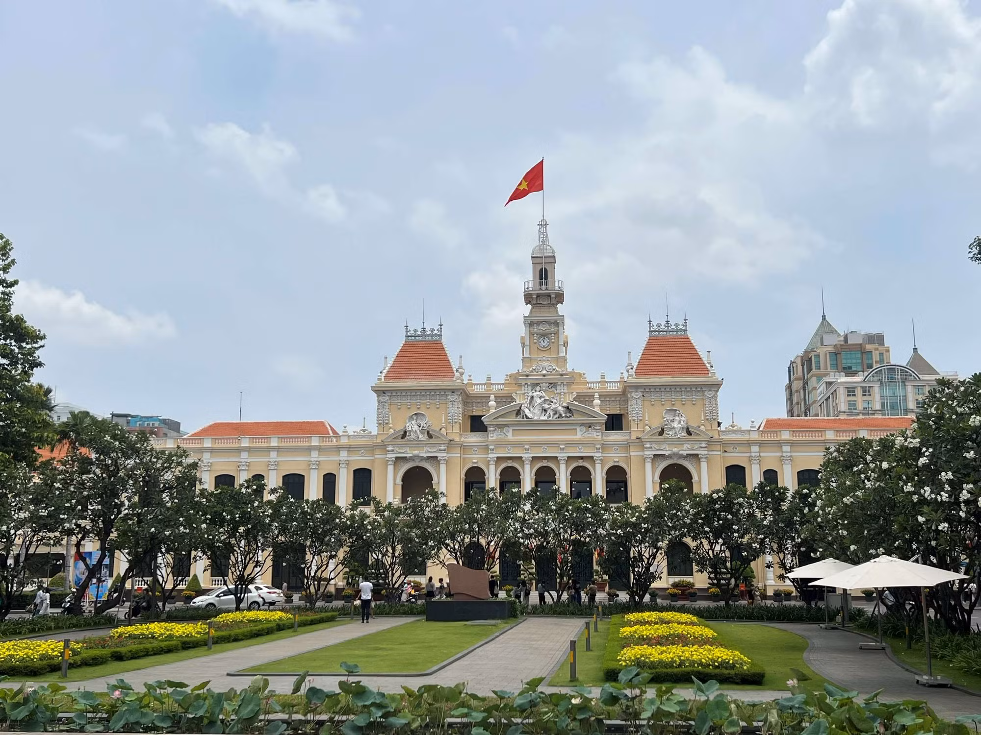 Du khách bắt đầu tham quan trụ sở HĐND và UBND TP Hồ Chí Minh -0