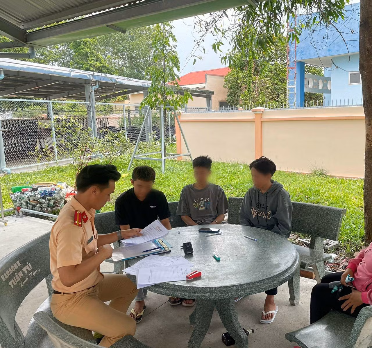 Lái xe mô tô bằng chân bị phạt 9 triệu đồng -0