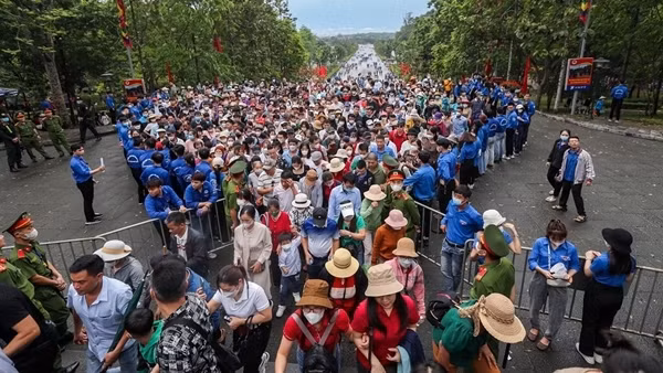 “Biển người” náo nức về Đền Hùng dự giỗ Tổ trong mưa phùn tháng ba