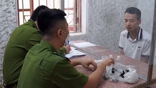 Bắt 2 đối tượng tàng trữ chất ma túy mới dùng cho thuốc lá điện tử
