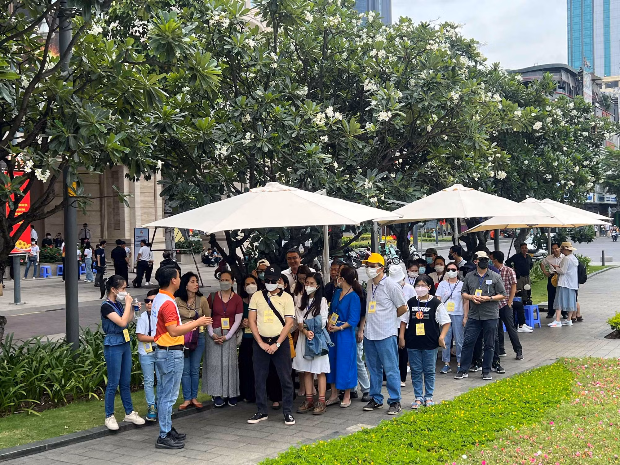 Du khách bắt đầu tham quan trụ sở HĐND và UBND TP Hồ Chí Minh -0