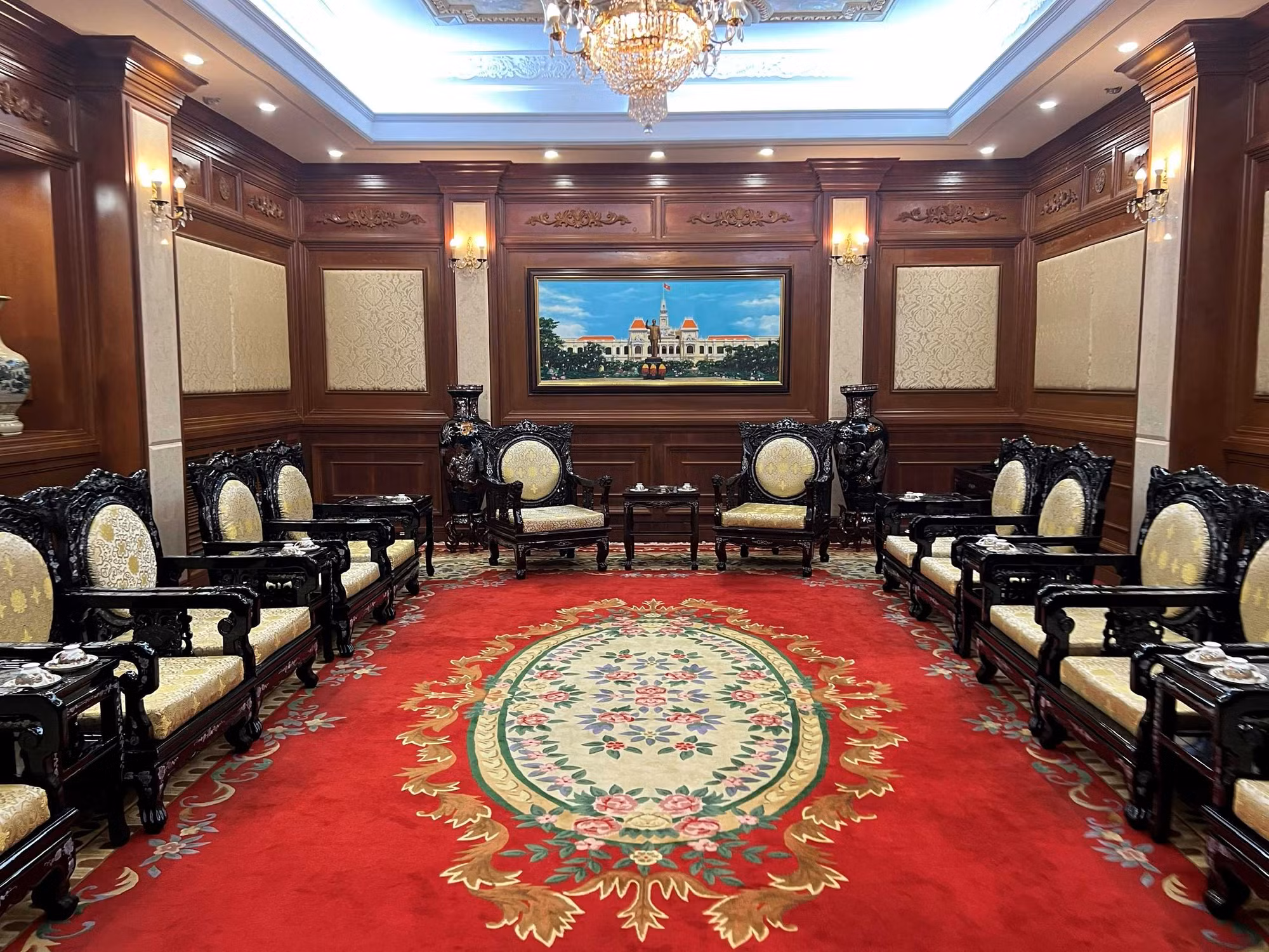 Du khách bắt đầu tham quan trụ sở HĐND và UBND TP Hồ Chí Minh -2