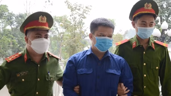 Trúng chỉ định thầu, ba cha con cùng vướng lao lý