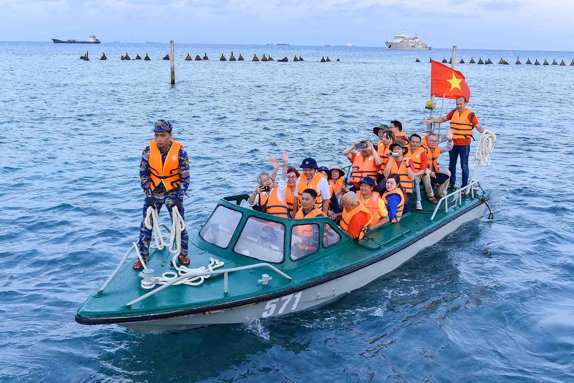 Đoàn kiều bào thăm huyện đảo Trường Sa và Nhà giàn DK1 -0