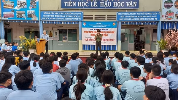 Thầy cô trong trường là tư vấn viên cho học sinh