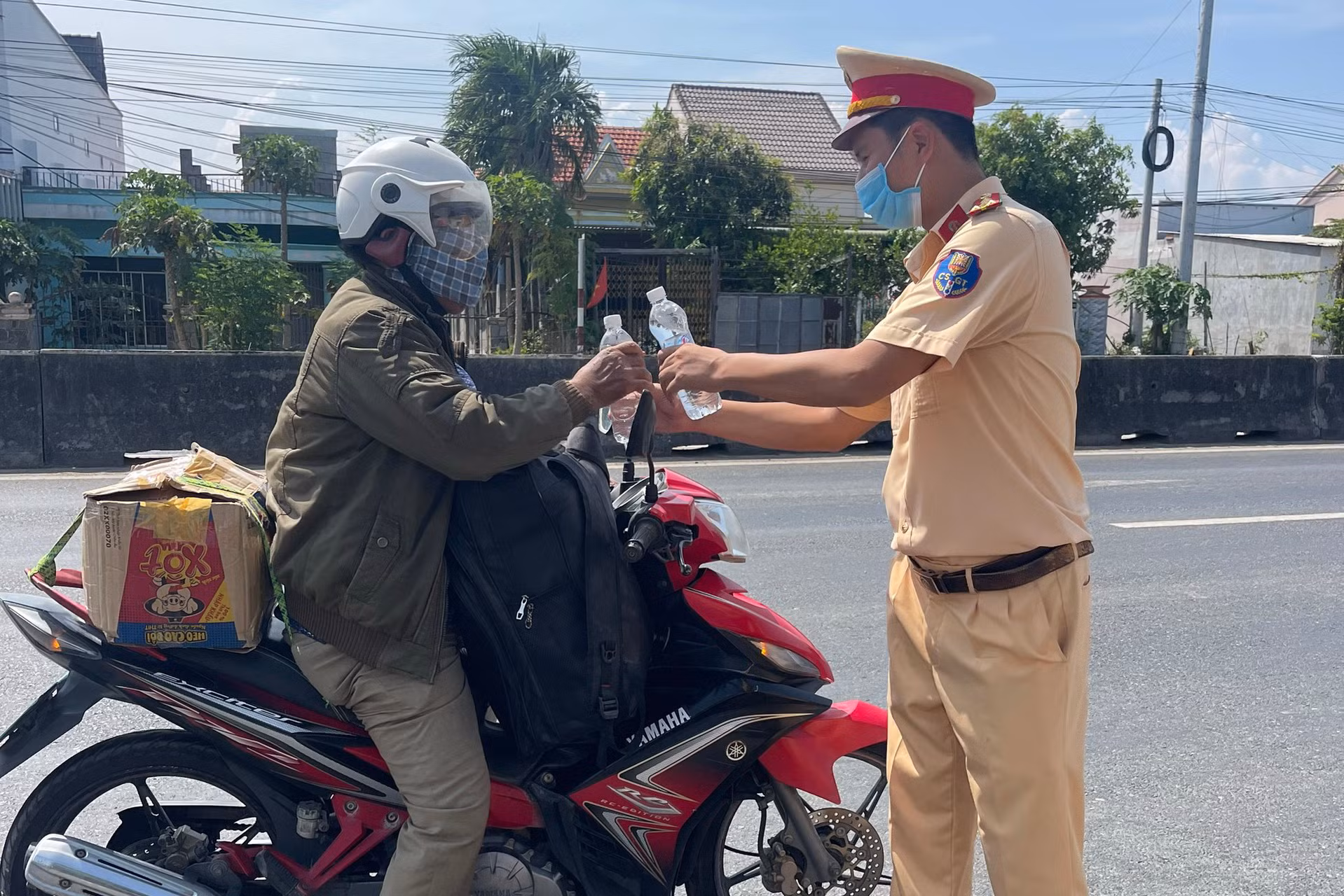 CSGT Khánh Hòa tiếp sức người dân trong hành trình xe máy về quê nghỉ lễ -0