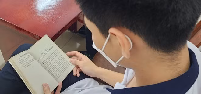 Học sinh vi phạm nội quy bị phạt... đọc sách -0