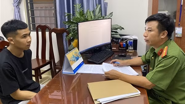 Vào tiệm cầm đồ cướp tài sản rồi trèo lên nóc nhà bỏ trốn